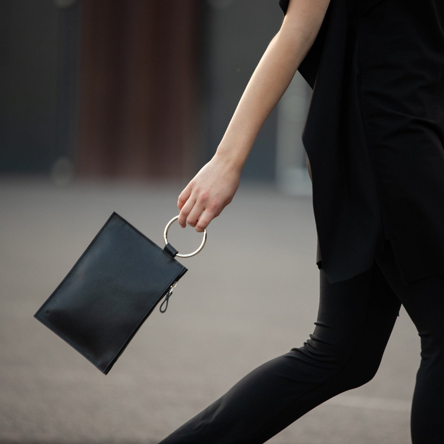 Clutch Nina With a Ring Handle