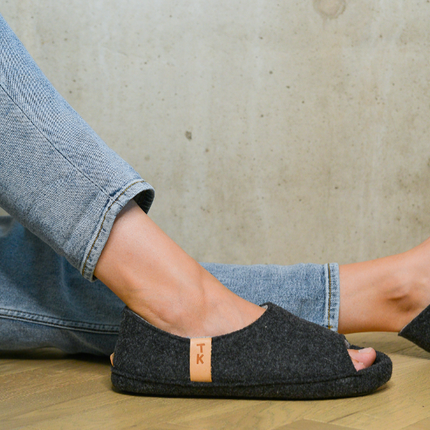 TOKU Bern Slippers - Dark Gray