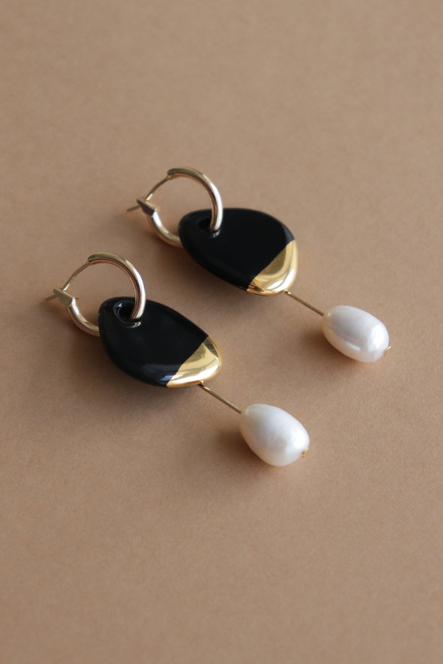 Arp Pearl And Porcelain Earrings - Black