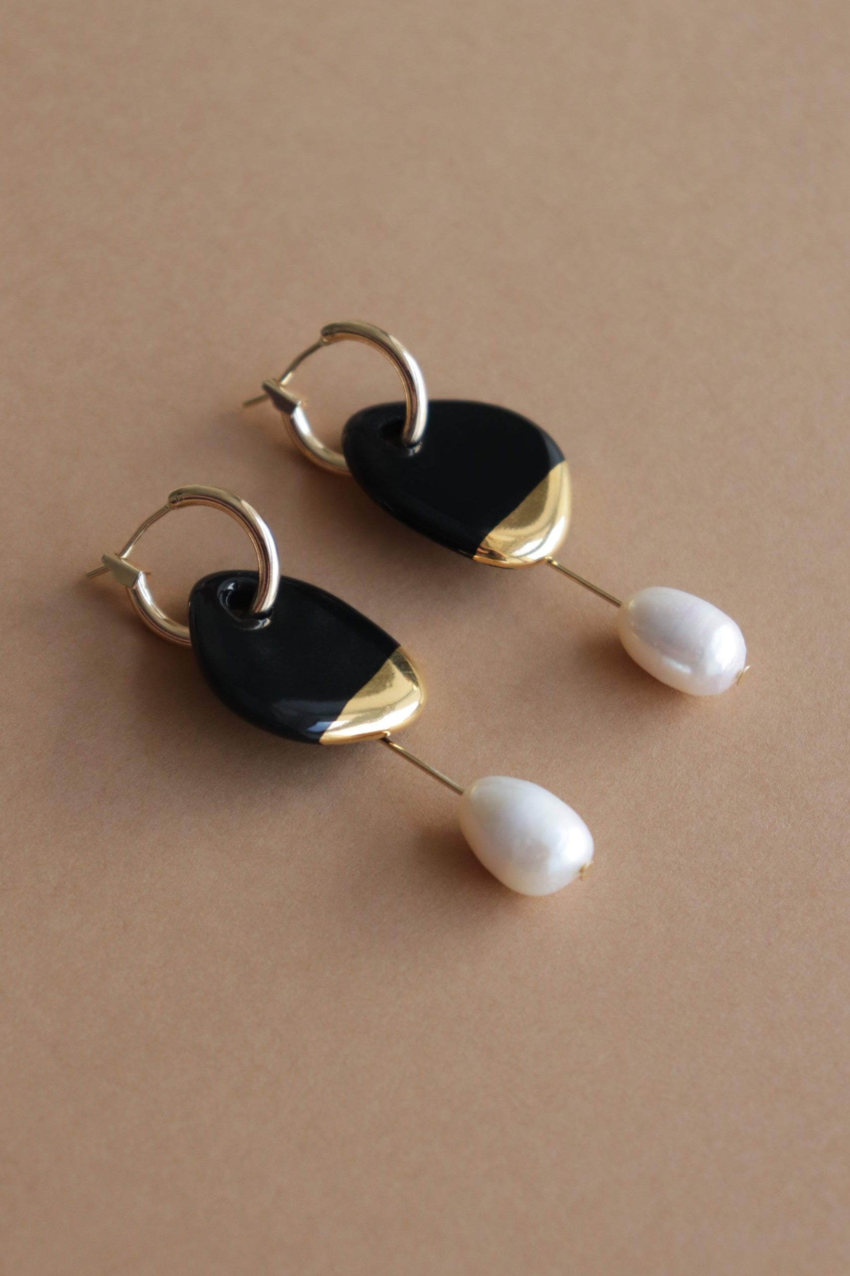 Arp Pearl And Porcelain Earrings - Black